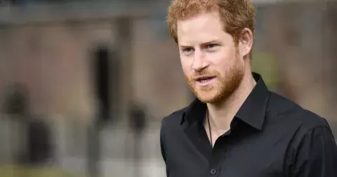 Princ Harry dorazil do Velké Británie. Co prozradil jeho otec?