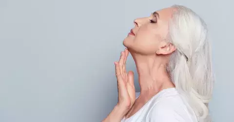 Péče o krk a dekolt: Jak předcházet stárnutí pokožky a zbavit se vrásek v této oblasti? Díky těmto 5 tipům omládnete!