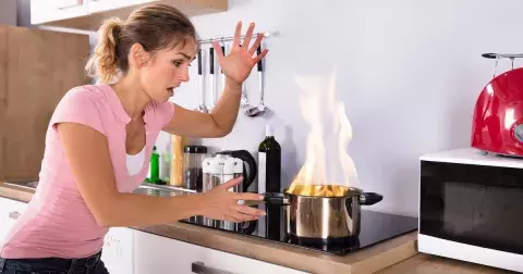 Tyto kuchyňské zlepšováky jsou ve skutečnosti nebezpečné: Mohou způsobit explozi, otravu jídlem i popáleniny!