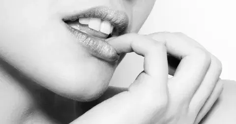 Ženy touží nejvíce po sexu se zavázanýma očima, muži o sexu ve třech. Pandemie posílila milostné fantazírování