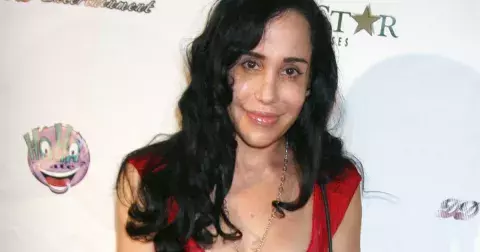 Po šesti dětech porodila jako jediná žena na světě zdravá osmerčata, která všechna přežila. Co vše musela překonat svobodná matka čtrnácti dětí?