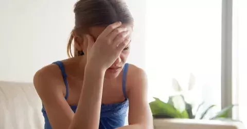 Poradna: Udělala jsem manželovi něco odporného za zády. Jeho kamarád mě teď sprostě vydírá! Co byste dělali vy? Elena (41)