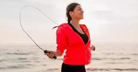 Nejefektivnější cvičení, díky kterému konečně zhubnete: Odbornice radí běh, švihadlo i silový trénink. Který způsob je nejvhodnější pro vás?