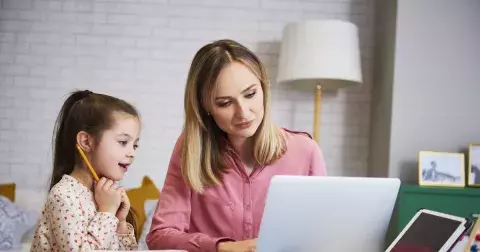 Chcete z dcery vychovat úspěšnou ženu? Vědci radí rodičům mít od svých dětí vysoká očekávání