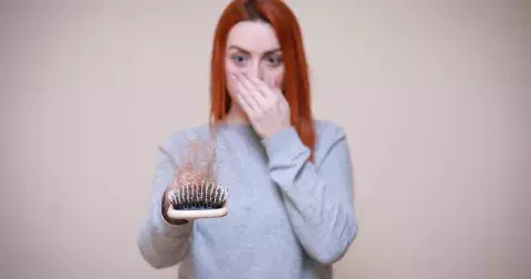 Vypadávání vlasů trápí čím dál tím více lidí: Toto je 5 osvědčených způsobů, jak jej zastavit!