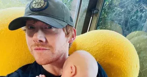 Zrzek z Harryho Pottera sdílel fotku své dcery, která "zbořila" Instagram. Její jméno vás překvapí