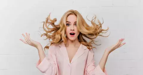 Trendy účesy pro rok 2022, které vás omladí: V kurzu budou objemné vlasy i mikádo ze Hry na oliheň