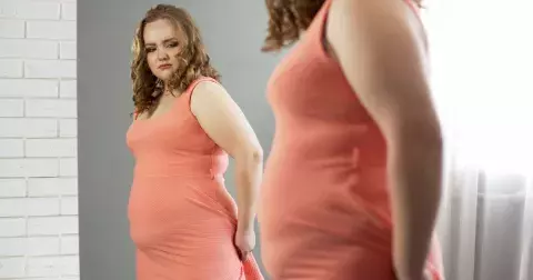 Trápí vás faldy na břiše? Vyřaďte z jídelníčku potraviny plné tuku a cukru