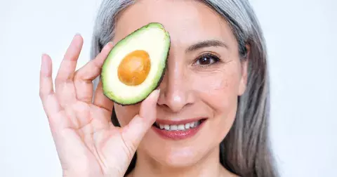 Omládněte díky potravinám: Co dalšího kromě rajčat a olivového oleje zpomaluje stárnutí pokožky?