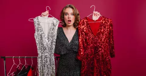 Máte plnou skříň nepadnoucího oblečení? Na vině mohou být chyby při zkoušení. Pozor na světlo, volbu spodního prádla i pohyb v kabince