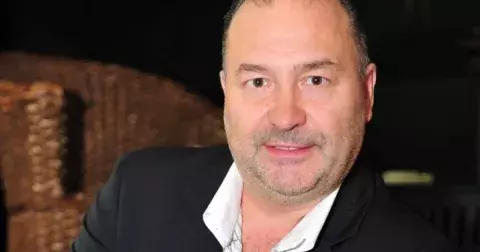 Myslíte, že už jste viděli všechno? Michal David zpívající za pultem "kompot, nesu vám kompot" vám vyrazí dech