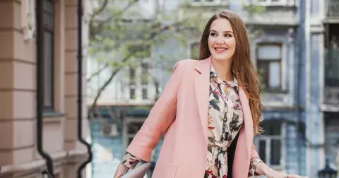 Který jarní kabát vám bude slušet? Prohlédněte si střihy, které lichotí postavám typu jablko, hruška, obdélník a dalším