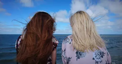 Kdo je víc sexy? Blondýny nebo brunety? Studie konečně rozsekla tuto otázku. Hnědovlásky mohou slavit