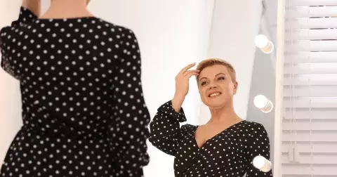 Módní přešlapy, které vás dělají starší: Na jaře se vyvarujte přemíry květů, tmavých outfitů a kapri kalhot