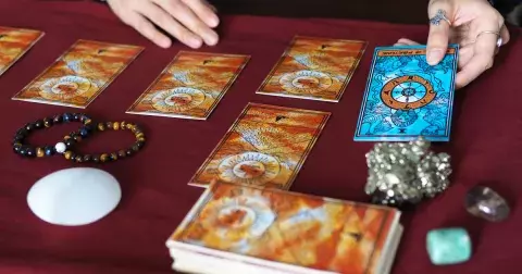 Velká tarotová předpověď na měsíc únor: Kartářka předpovídá, co nás čeká v lásce, financích a zdraví