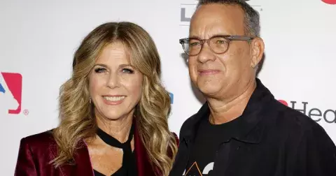 Slavné páry, které jsou důkazem, že pravá láska existuje: Tom Hanks a Rita Wilson, Beckhamovi a Pierce Brosnan s manželkou
