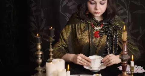 Pijete sypaný čaj či kávu s lógrem? Zkuste si s jejich pomocí vyvěstit budoucnost nebo se ohlédněte za minulostí