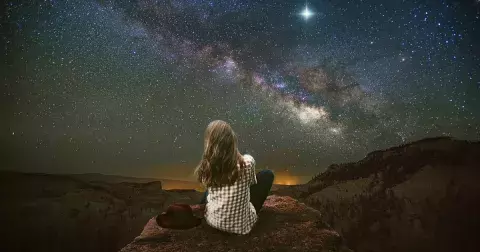 Nejsilnější astrologické události dubna: Ohnivé novoluní, růžový úplněk, retrográdní Pluto a první letošní zatmění Slunce