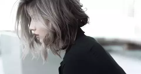 Vlasový trend: Nejlepší účesy pro ženy nad 40 let, se kterými je nejméně práce. Zkuste prodloužené mikádo nebo postupně sestříhané vlasy