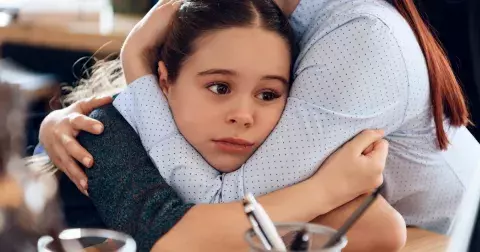 Jak mluvit o válce s dětmi: Co od nás dospělých teď ze všeho nejvíc potřebují slyšet? Nebojte se být upřímní