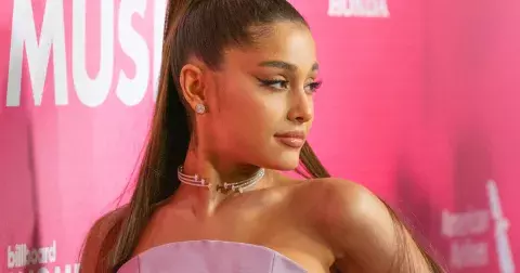 Vlasový trend: Na jaře 2022 budeme nosit Barbie culík. Zvládne ho každý a sluší ženám každého věku