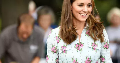 Kate Middleton oslnila v metalicky růžových šatech! Podobné na sobě měla i princezna Diana