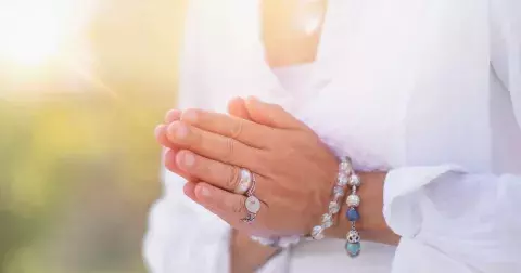 Ochranné amulety, které se vám snadno vejdou i do nejmenší kapsy: Chalcedon vám přinese harmonii, hematit pohlcuje negativní energii kolem nás