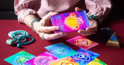 Velká tarotová předpověď na měsíc duben: Zjistěte, co značí Pět pentaklů v lásce, Šest holí ve financích a Deset pentaklů ve zdraví