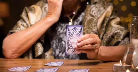 Tarotová předpověď na 22.–24. března: Osm mečů značí, že nás dožene minulost, Vůz symbolizuje zdolání překážek