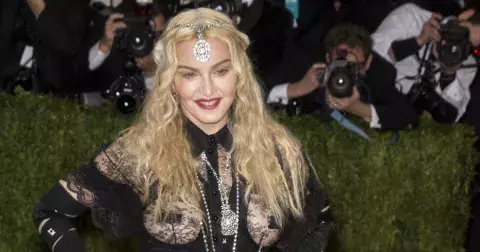 Už jste viděli všechno? Madonna sdílela fotografii z toalety. Fanoušky ovšem rozčílila úplně jiná věc. "Kdo je na fotce? Je ti snad 14?," píší