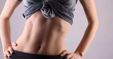 Nejúčinnější cviky pro ploché břicho a správné držení těla: Cvičit můžete doma a zaberou jen pár minut denně