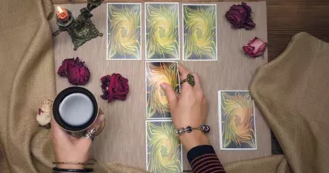 Tarotová předpověď na 28.–31. března: Kartářka radí, kdy je nutné mít trpělivost a vysvětluje, proč se opakuje Devět holí