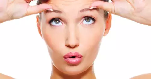 Vypadejte o několik let mladší i bez drahých krémů: Banánová maska, olivový olej a další přírodní metody, které pomáhají v boji proti vráskám