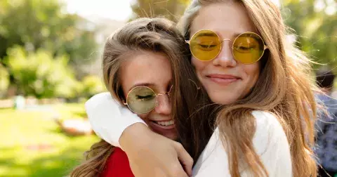 Sesterská znamení zvěrokruhu: Zjistěte, s kým si budete rozumět. Blíženci mají blízko ke Střelcům, Lev a Vodnář tvoří dokonalý kontrast