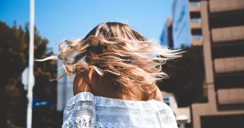 Nejkrásnější barva vlasů pro léto 2022: odstín vanilkovo-mandlové "máslo" sluší každému v každém věku