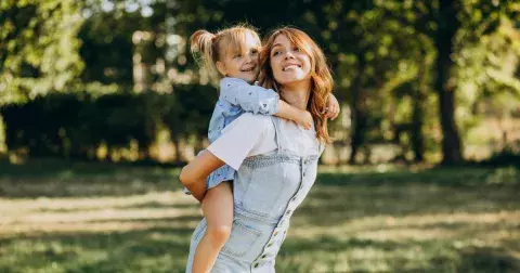 Numerologický význam dívčích jmen populárních v 90. letech: Zjistěte, co symbolizují jména Lucie, Kateřina, Veronika a další