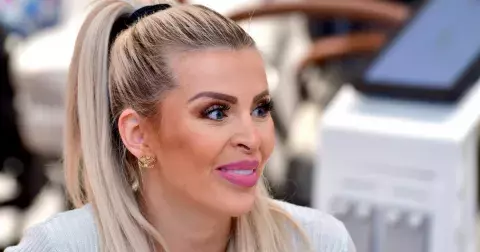 Lela Ceterová v podvazcích jako blondýna, s bujným dekoltem jako černovláska. Nejen její proměny jsou jako na horské dráze, ale i život s Vémolou