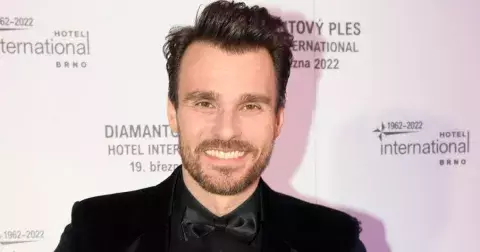 Leoš Mareš oslavil ‚‚měsíčniny’’ své dcery Alex v posteli. ‚‚Celý tatínek,’’ píší fanoušci