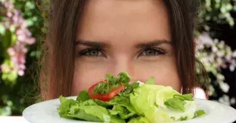 Jak být štíhlá i bez cvičení díky jarnímu detoxu? Zaměřte se na bylinky a vyhněte se hladovění