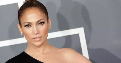 Dokonalá Jennifer Lopez se ukázala bez filtrů a retuší: Mobil vyměňte ráno za péči o pleť, radí