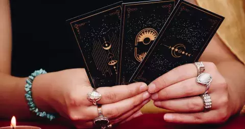 Velká tarotová předpověď na měsíc květen: Co vás čeká v lásce, zdraví a financích podle kartářky?