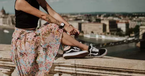 Módní trend: Zlatá pravidla pro nošení tenisek. Vyhněte se přílišnému kombinování a ukazujte ponožky