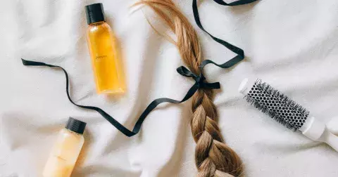 Účesy a péče o vlasy pro ženy nad 40 let: Tmavé tóny zvýrazňují vrásky, málo vlasů můžete nahradit prodloužením