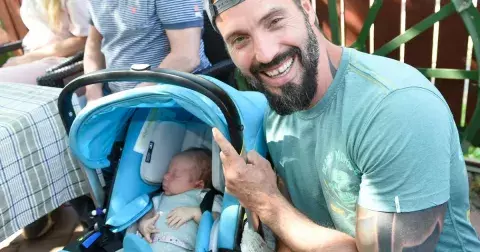 Pořádná dávka roztomilosti: Dcerky Vaška Noida Bárty jsou k zulíbání. Malá Anička "pózovala" s květinovou čelenkou