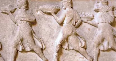 Ochutnejte jídlo, které jedli lidé před tisíci lety: Starověké recepty obsahují i vermut nebo čertovo lejno