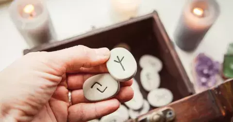 Vytáhněte si jednu ze tří run a podle předpovědi alchymistky zjistěte, zda můžete začít v květnu uskutečňovat své sny nebo vás čeká bohatství