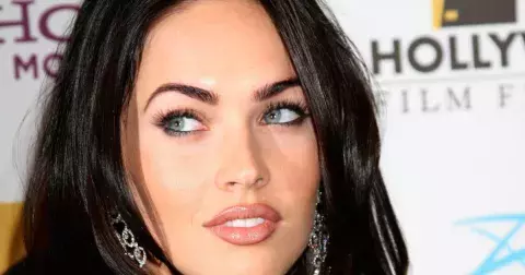 Žhavá Megan Fox: Na premiéře předvedla dmoucí se dekolt a nekonečný rozparek