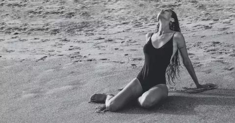 Módní trend: Plavky, které ovládnou sezónu 2022 a sluší ženám s malým i velkým poprsím. Zapomeňte na růžovou a nebojte se experimentovat