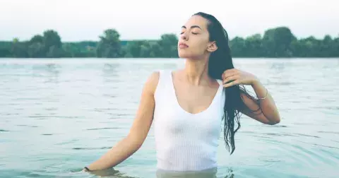 Vlasový trend: Nejkrásnější letní účesy pro mokré vlasy. Vsaďte na copánky nebo drdol alá baletka