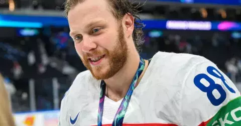 David Pastrňák si doma hýčká úchvatnou blondýnku. Její povolání neuhodnete